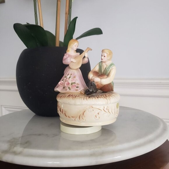 Vtg Josef Originals Loving Couple Ceramic Moving Figurine & Rotating Music Box - Picture 3 of 15